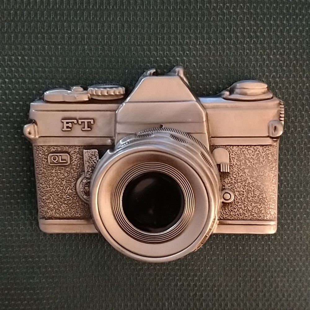 Novelty camera belt buckle